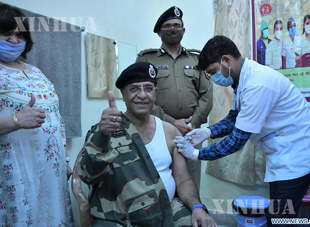 အိန္ဒိယနိုင်ငံမြောက်ပိုင်း Tripura ပြည်နယ်၌ ဇန်နဝါရီ ၂၁ ရက်တွင် နယ်စပ်လုံခြုံရေးတပ်ဖွဲ့ဝင်များကို ဆေးဝန်ထမ်းက ကိုဗစ်ကာကွယ်ဆေးထိုးနှံပေးနေစဉ်(ဆင်ဟွာ)