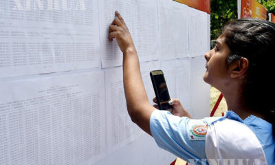 ဘင်္ဂလားဒေ့ရှ်နိုင်ငံ ဒါကာမြို့၌ ၂၀၁၉ ခုနှစ် မေလအတွင်း အထက်တန်းစာမေးပွဲ အောင်စာရင်း ကြည့်ရှုနေသူ တစ်ဦးအား တွေ့ရစဉ်(ဆင်ဟွာ)