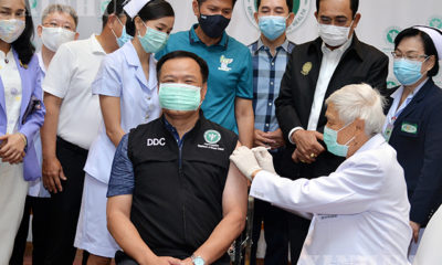 ထိုင်းနိုင်ငံ ဒုတိယဝန်ကြီးချုပ်နှင့် ပြည်သူ့ကျန်းမာရေးဝန်ကြီးAnutin Charnvirakul က တရုတ်နိုင်ငံ Sinovac ကိုဗစ်ကာကွယ်ဆေးထိုးနှံမှုခံယူနေသည်ကို ဖေဖော်ဝါရီ ၂၈ ရက်က တွေ့ရစဉ်(ဆင်ဟွာ)
