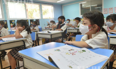 ထိုင်းနိုင်ငံ ဘန်ကောက်မြို့ရှိ မူလတန်းကျောင်းတစ်ခုတွင် ကျောင်းသားကျောင်းသူများ စာသင်ကြားနေသည်ကို ၂၀၂၁ ခုနှစ် ဖေဖော်ဝါရီ ၁ ရက်တွင် တွေ့ရစဉ်(ဆင်ဟွာ)