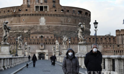 အီတလီနိုင်ငံ ရောမမြို့ရှိ Via dei Condotti တွင် နှာခေါင်းစည်းတပ်ဆင်ထားသူများ သွားလာနေသည်ကို တွေ့ရစဉ် (ဆင်ဟွာ)