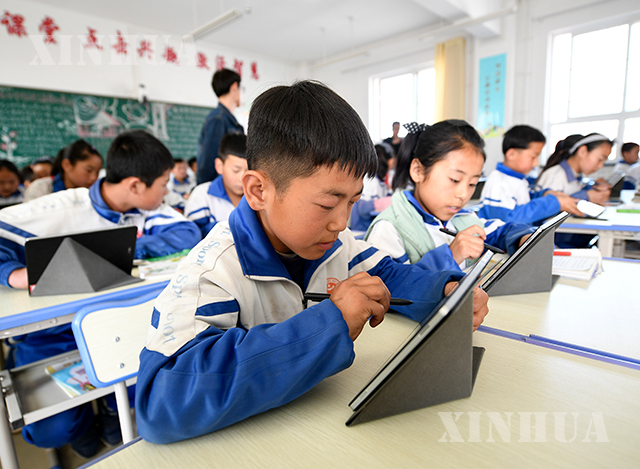တရုတ်နိုင်ငံ အနောက်မြောက်ပိုင်း Ningxia Hui ကိုယ်ပိုင်အုပ်ချုပ်ခွင့်ရဒေသ Zhongwei မြို့ရှိ မူလတန်းကျောင်းတစ်ခုတွင် ကလေးငယ်များ အွန်လိုင်းမှ သင်ကြားမှုပြုလုပ်နေစဉ်(ဆင်ဟွာ)