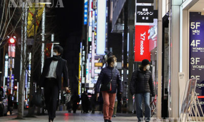 ဂျပန်နိုင်ငံတိုကျိုမြို့ရှိ လမ်းများပေါ်တွင် နှာခေါင်းစည်းတပ်ဆင်၍ သွားလာနေကြသူများကို ဖေဖော်ဝါရီ ၂ ရက်က တွေ့ရစဉ်(ဆင်ဟွာ)