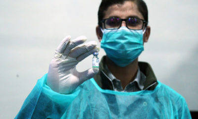 ပါကစ္စတန်နိုင်ငံ ဟိုက်ဒရာဘတ်မြို့တွင် COVID-19 ကာကွယ်ဆေးကို တွေ့ရစဉ် (ဓာတ်ပုံ- Str/Xinhua)