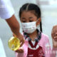 ထိုင်းနိုင်ငံ ဘန်ကောက်မြို့ရှိ စာသင်ကျောင်းတစ်ကျောင်းသို့ ဝင်ရောက်သွားသော ကျောင်းသူတစ်ဦး လက်သန့်ဆေးအသုံးပြုနေသည်ကို တွေ့ရစဉ် (ဆင်ဟွာ)