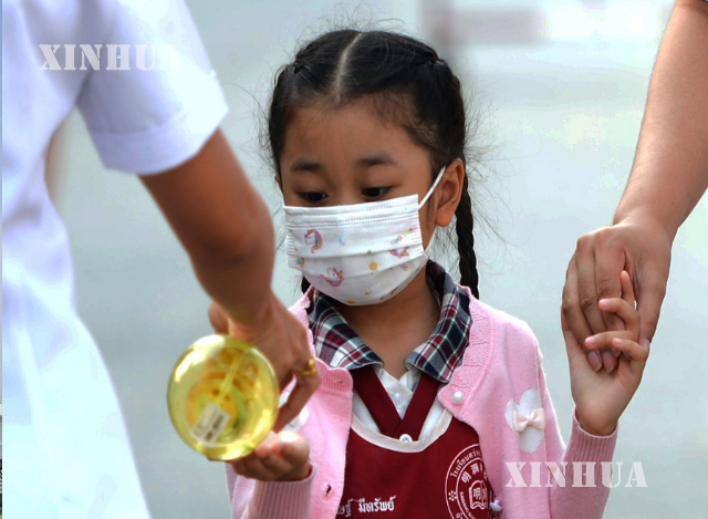 ထိုင်းနိုင်ငံ ဘန်ကောက်မြို့ရှိ စာသင်ကျောင်းတစ်ကျောင်းသို့ ဝင်ရောက်သွားသော ကျောင်းသူတစ်ဦး လက်သန့်ဆေးအသုံးပြုနေသည်ကို တွေ့ရစဉ် (ဆင်ဟွာ)