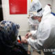 တူရကီနိုင်ငံ အန်ကာရာမြို့ရှိ လူနေရပ်ကွက်တစ်ခုတွင် ကျန်းမာရေးဝန်ထမ်းက ဒေသခံတစ်ဦးကို COVID-19 ပဋိပစ္စည်းစစ်ဆေးမှု ပြုလုပ်နေစဉ် (ဆင်ဟွာ)