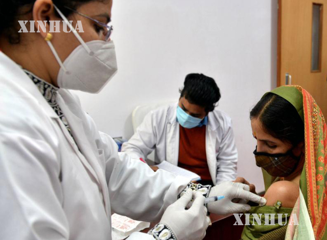အိန္ဒိယနိုင်ငံတွင် ကျန်းမာရေးဝန်ထမ်းတစ်ဦးအား ဖေဖော်ဝါရီ ၁၃ ရက်က COVID-19 ကာကွယ်ဆေးထိုးနှံပေးနေစဉ်(ဆင်ဟွာ)