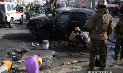 အာဖဂန်နစ္စတန် မြို့တော် ကဘူးလ်တွင် ဖေဖော်ဝါရီ ၁၀ ရက်က ဖြစ်ပွားခဲ့သော ကားဗုံးခွဲတိုက်ခိုက်မှု အချင်းဖြစ်နေရာအား တွေ့ရစဉ်(ဆင်ဟွာ)