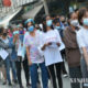 ထိုင်းနိုင်ငံ စမွတ်ဆာခွန်၌ ၂၀၂၀ ပြည့်နှစ် ဒီဇင်ဘာ ၂၂ ရက်တွင် ကျန်းမာရေးဝန်ထမ်းများက ရွှေ့ပြောင်းလုပ်သားများထံမှ နှာခေါင်းတို့ဖက်နမူနာများ ရယူနေစဉ်(ဆင်ဟွာ)