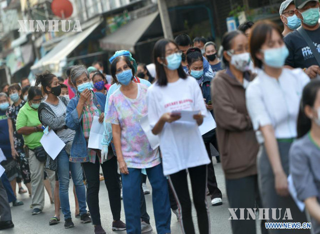 ထိုင်းနိုင်ငံ စမွတ်ဆာခွန်၌ ၂၀၂၀ ပြည့်နှစ် ဒီဇင်ဘာ ၂၂ ရက်တွင် ကျန်းမာရေးဝန်ထမ်းများက ရွှေ့ပြောင်းလုပ်သားများထံမှ နှာခေါင်းတို့ဖက်နမူနာများ ရယူနေစဉ်(ဆင်ဟွာ)