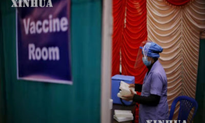 နီပေါနိုင်ငံ ခတ္တမန္ဒူမြို့ရှိ ကာကွယ်ဆေးထိုးနှံအခန်းတွင် ကျန်းမာရေးဝန်ထမ်းတစ်ဦးကို တွေ့ရစဉ် (ဆင်ဟွာ)