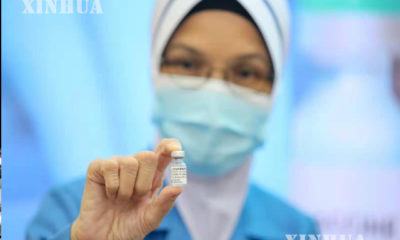 မလေးရှားနိုင်ငံ ပူထရာဂျာရာတွင် ကျန်းမာရေးဝန်ထမ်းတစ်ဦးက ကိုဗစ်-၁၉ ကာကွယ်ဆေးအား ပြသနေသည်ကို ဖေဖော်ဝါရီ ၂၄ ရက်က တွေ့ရစဉ်(ဆင်ဟွာ)