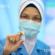 မလေးရှားနိုင်ငံ ပူထရာဂျာရာတွင် ကျန်းမာရေးဝန်ထမ်းတစ်ဦးက ကိုဗစ်-၁၉ ကာကွယ်ဆေးအား ပြသနေသည်ကို ဖေဖော်ဝါရီ ၂၄ ရက်က တွေ့ရစဉ်(ဆင်ဟွာ)
