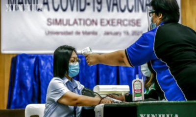 ဖိလစ်ပိုင်နိုင်ငံ မနီလာမြို့တွင် ဇန်နဝါရီ ၁၉ ရက်က ကိုဗစ်ကာကွယ်ဆေး ထိုးနှံခြင်း သရုပ်ပြလေ့ကျင့်မှုတစ်ခုတွင် ပါဝင်သော အမျိုးသမီးတစ်ဦးအား ကိုယ်အပူချိန်တိုင်းတာပေးနေစဉ်(ဆင်ဟွာ)