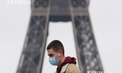 ပြင်သစ်နိုင်ငံ ပဲရစ်မြို့ Eiffel Tower အနီးရှိ Trocadero ရင်ပြင်၌ အမျိုးသားတစ်ဦး နှာခေါင်းစည်းတပ်၍ သွားလာနေစဉ်(ဆင်ဟွာ)
