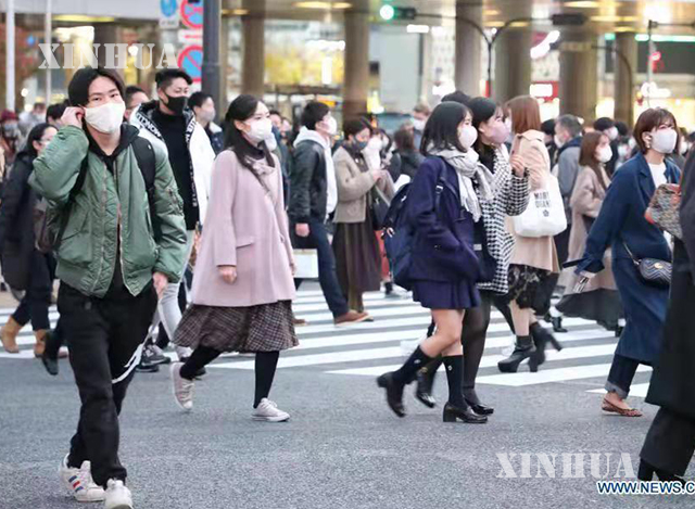 ဂျပန်နိုင်ငံ တိုကျိုမြို့ရှိ လမ်းမတစ်နေရာတွင် နှာခေါင်းစည်းတပ်ဆင်ထားသူများ သွားလာနေသည်ကို တွေ့ရစဉ် (ဆင်ဟွာ)