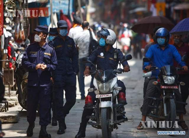 နီပေါနိုင်ငံ ခတ္တမန္ဒူမြို့တွင် COVID-19 ကပ်ရောဂါကာလအတွင်း ညွှန်ကြားချက်များကို လိုက်နာကြရန် ဈေးအတွင်း ဈေးသည်များအား လိုက်လံသတိပေးနေသည့် ရဲအရာရှိများကို တွေ့ရစဉ် (ဆင်ဟွာ)