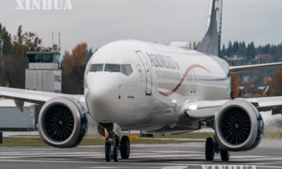 အမေရိကန်နိုင်ငံ ဘိုင်းရင်း 737 MAX လေယာဉ်တစ်စင်းအား ၂၀၂၀ ပြည့်နှစ် နိုဝင်ဘာ ၁၈ ရက်က ဝါရှင်တန်ဒီစီမြို့ Renton ရှိ ဘိုးရင်းစက်ရုံအနီးတွင် စမ်းသပ်ပျံသန်းရန် ပြေးလမ်းပေါ်တွင် နေရာယူနေစဉ်(ဆင်ဟွာ)