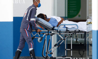 ဘရာဇီးနိုင်ငံ Goiás ပြည်နယ်တွင် ဖေဖော်ဝါရီ ၂၅ ရက်၌ ဆေးဘက်ဆိုင်ရာဝန်ထမ်းက COVID-19 ရောဂါကူးစက်ခံထားရသူအား ဆေးရုံအတွင်းသို့ ပို့ဆောင်ပေးနေစဉ်(ဆင်ဟွာ)