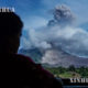 အင်ဒိုနီးရှားနိုင်ငံတွင် ဆီနာဘန်းမီးတောင်ပေါက်ကွဲမှုကြောင့် မီးခိုးများပန်းထွက်နေသည်ကို ဖေဖော်ဝါရီ ၂၅ ရက်တွင် တွေ့ရစဉ် (ဆင်ဟွာ)
