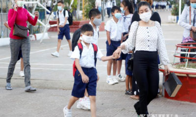 ကမ္ဘောဒီးယားနိုင်ငံ ဖနွမ်းပင်မြို့တွင် ကျောင်းသူကျောင်းသားများ စာသင်ကျောင်းပြန်တက်နေသည်ကို ၂၀၂၁ ခုနှစ် ဇန်နဝါရီ ၁၁ ရက်ကတွေ့ရစဉ်(ဆင်ဟွာ)