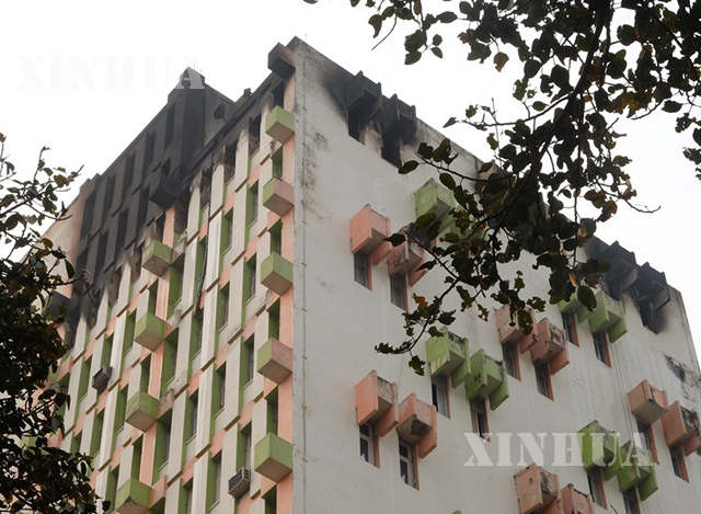 အိန္ဒိယနိုင်ငံ အရှေ့ပိုင်း အနောက်ဘန်ဂေါပြည်နယ် ကိုလ်ကတ္တားမြို့တွင် မီးလောင်ခဲ့သည့် အဆောက်အအုံ၏ ပြတင်းပေါက်များ မီးခိုးများစွဲနေသည်ကို မတ် ၉ ရက်က တွေ့ရစဉ် (ဓာတ်ပုံ- Str/Xinhua)