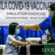 ဖိလစ်ပိုင်နိုင်ငံ မနီလာမြို့ COVID-19 ကာကွယ်ဆေးထိုးလေ့ကျင့်မှုအတွင်း နှာခေါင်းစည်းတပ်ဆင်ထားသော အမျိုးသမီးတစ်ဦးကို ခန္ဓာကိုယ်အပူချိန် တိုင်းတာနေသည်ကို တွေ့ရစဉ် (ဆင်ဟွာ)
