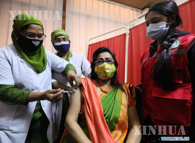 ဘင်္ဂလားဒေ့ရှ်နိုင်ငံ ဒါကာမြို့၌ COVID-19 ကာကွယ်ဆေးထိုးနှံမှုခံယူနေသည့် အမျိုးသမီးတစ်ဦးကို တွေ့ရစဉ် (ဆင်ဟွာ)