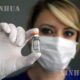 တူရကီနိုင်ငံ၌ ကျန်းမာရေးဝန်ထမ်းတစ်ဦးက COVID-19 ကာကွယ်ဆေးအား ပြသနေစဉ်(ဆင်ဟွာ)