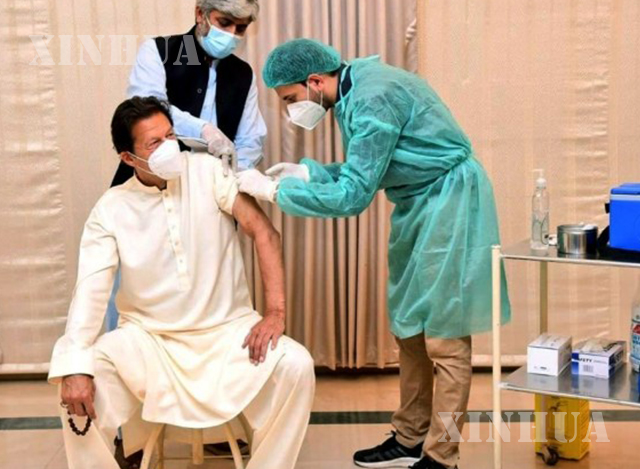 ပါကစ္စတန်နိုင်ငံဝန်ကြီးချုပ် Imran Khan (ဝဲ)က အစ္စလာမ်မာဘတ်မြို့၌ မတ် ၁၈ ရက်တွင် COVID-19 ကာကွယ်ဆေး ပထမအကြိမ်ထိုးနှံမှုခံယူနေစဉ်(ဆင်ဟွာ)