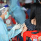 ထိုင်းနိုင်ငံ ဘန်ကောက်မြို့ Bang Khae တွင် မြို့နေပြည်သူများအား Sinovac ကိုဗစ်ကာကွယ်ဆေး ထိုးနှံပေးနေသည်ကို မတ် ၁၉ ရက်က တွေ့ရစဉ်(ဆင်ဟွာ)