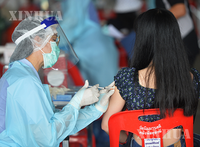 ထိုင်းနိုင်ငံ ဘန်ကောက်မြို့ Bang Khae တွင် မြို့နေပြည်သူများအား Sinovac ကိုဗစ်ကာကွယ်ဆေး ထိုးနှံပေးနေသည်ကို မတ် ၁၉ ရက်က တွေ့ရစဉ်(ဆင်ဟွာ)