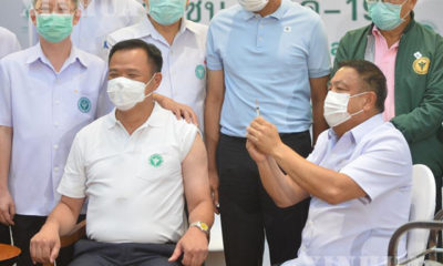 ထိုင်းနိုင်ငံ ဒုတိယဝန်ကြီးချုပ် နှင့် ပြည်သူ့ကျန်းမာရေး ဝန်ကြီး Anutin Charnvirakul အား တရုတ်နိုင်ငံ Sinovac မှ ထုတ်လုပ်သည့် COVID-19 ကာကွယ်ဆေး ဒုတိယအကြိမ် ထိုးနှံပေးရန် ကျန်းမာရေးဝန်ထမ်းများက ပြင်ဆင်နေစဉ် (ဆင်ဟွာ)