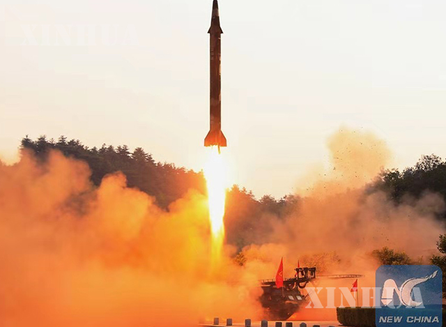 မြောက်ကိုရီးယားနိုင်ငံက ဒုံးကျည်စမ်းသပ်ပစ်လွှတ်နေသည်ကို ၂၀၁၇ ခုနှစ် မေ ၃၀ ရက်က တွေ့ရစဉ် (ဆင်ဟွာ)
