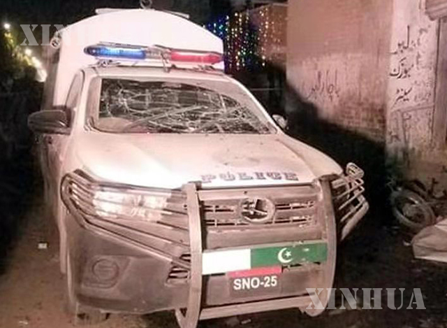 ပါကစ္စတန်နိုင်ငံ ချာမန်မြို့ရှိ ဗုံးပေါက်ကွဲမှုဖြစ်ပွားရာနေရာ၌ ရဲကားတစ်စီးပျက်စီးနေသည်ကို မတ် ၂၃ ရက်က တွေ့ရစဉ် (ဓာတ်ပုံ- Str/Xinhua)