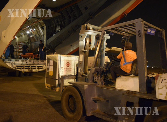 ဆူဒန်နိုင်ငံ Khartoum အပြည်ပြည်ဆိုင်ရာ လေဆိပ်သို့ ရောက်ရှိလာသော တရုတ်ကာကွယ်ဆေးများအား လေယာဉ်ပေါ်မှ သယ်ယူနေသည်ကို မတ် ၂၆ ရက်က တွေ့ရစဉ်(ဆင်ဟွာ)