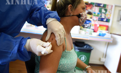 ဥရုဂွေးနိုင်ငံ၌ မတ်လ ၁ ရက်တွင် ဆေးဘက်ဆိုင်ရာဝန်ထမ်း က အမျိုးသမီးတစ်ဦးအား တရုတ်နိုင်ငံ ထုတ် Sinovac COVID-19 ရောဂါ ကာကွယ်ဆေး ထိုးနှံပေးနေစဉ်(ဆင်ဟွာ)