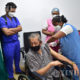 အိန္ဒိယနိုင်ငံ နယူးဒေလီမြို့ရှိ အစိုးရဆေးရုံတစ်ရုံတွင် COVID-19 ကာကွယ်ဆေးထိုးနှံမှုခံယူနေသည့် အမျိုးသမီးတစ်ဦးကို တွေ့ရစဉ် (ဆင်ဟွာ)