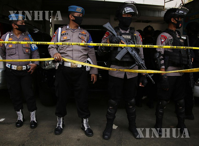 အကြမ်းဖက်သံသယတရားခံများဖမ်းဆီးရမိသော နေရာဖြစ်သည့် အင်ဒိုနီးရှားနိုင်ငံ အရှေ့ဂျာဗားပြည်နယ်၌ မတ် ၂၉ ရက်တွင် လုံခြုံရေး ဆောင်ရွက်နေသော အင်ဒိုနီးရှားရဲတပ်ဖွဲ့ အကြမ်းဖက်မှုတန်ပြန်တိုက်ဖျက်ရေးအဖွဲ့မှ အရာရှိများအားတွေ့ရစဉ်(ဆင်ဟွာ)