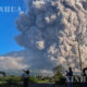 အင်ဒိုနီးရှားနိုင်ငံ မြောက်ဆူမားတြားပြည်နယ် ဆီနာဘန်းမီးတောင်ပေါက်ကွဲမှုတွင် မှုတ်ထုတ်လိုက်သည့် မီးခိုးလိပ်များအား မတ်၂ ရက်က တွေ့ရစဉ်(ဆင်ဟွာ)