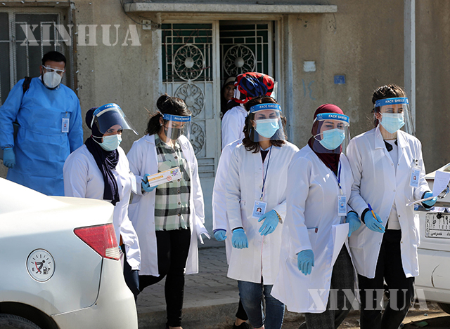 အီရတ်နိုင်ငံ ဘဂ္ဂဒက်မြို့တော်တွင် ကျန်းမာရေးဝန်ထမ်းများက ရက်ကွက်အတွင်း COVID-19 ရောဂါစစ်ဆေးမှုလာရောက်ဆောင်ရွက်ပေးနေစဉ်(ဆင်ဟွာ)