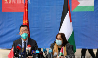 ပါလက်စတိုင်းဆိုင်ရာ တရုတ်နိုင်ငံ လုပ်ငန်းတာဝန်ခံ ကော်ဝေ (ဘယ်) နှင့် ပါလက်စတိုင်း ကျန်းမာရေးဝန်ကြီး Mai al-Kaila တို့က မတ်လ ၂၉ ရက်၌ ကျင်းပသော COVID-19 ရောဂါကာကွယ်ဆေးလွှဲပြောင်းပေးအပ်ပွဲအခမ်းအနား တက်ရောက်ခဲ့စဉ်(ဆင်ဟွာ)
