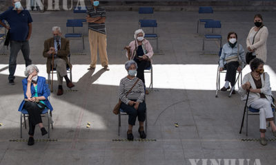ချီလီနိုင်ငံ ဆန်ဒီယေဂိုမြို့ရှိ ကာကွယ်ဆေးထိုးနှံပေးသည့် စင်တာတစ်ခုတွင် သက်ကြီးရွယ်အိုများ ကာကွယ်ဆေးထိုးနှံမှုခံယူရန်စောင့်ဆိုင်းနေကြစဉ်(ဆင်ဟွာ)