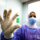 အီဂျစ်နိုင်ငံ ကိုင်ရိုမြို့ရှိ ဆေးရုံတစ်ရုံတွင် COVID-19 ကာကွယ်ဆေးကို ကျန်းမာရေးဝန်ထမ်းတစ်ဦးက ပြသနေစဉ် (ဆင်ဟွာ)