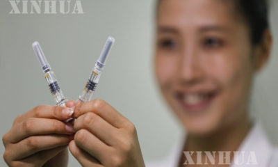 တရုတ်နိုင်ငံ ပေကျင်းမြို့တော်ရှိ Sinovac Biotech ဇီဝဆေးဝါးကုမ္ပဏီ၏ ဝန်ထမ်းတစ်ဦးက COVID-19 inactivated ကာကွယ်ဆေးကို ပြသနေစဉ် (ဆင်ဟွာ)
