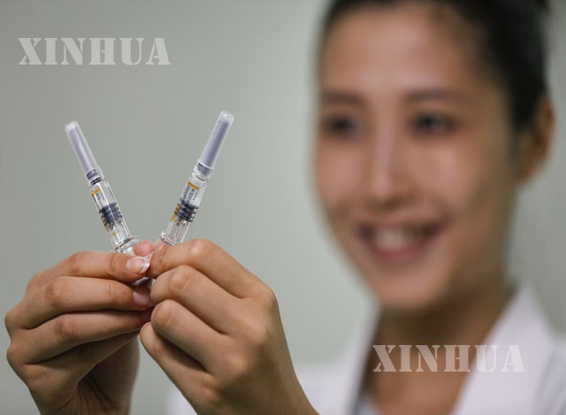 တရုတ်နိုင်ငံ ပေကျင်းမြို့တော်ရှိ Sinovac Biotech ဇီဝဆေးဝါးကုမ္ပဏီ၏ ဝန်ထမ်းတစ်ဦးက COVID-19 inactivated ကာကွယ်ဆေးကို ပြသနေစဉ် (ဆင်ဟွာ)