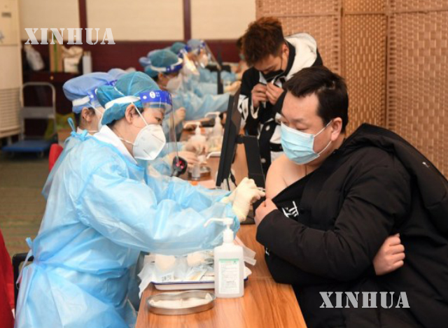 တရုတ်နိုင်ငံ ပေကျင်းမြို့၌ ၂၀၂၁ ခုနှစ် ဇန်နဝါရီ ၃၁ ရက်က ယာယီကာကွယ်ဆေးထိုးနှံရေးနေရာတစ်ခုတွင် ကျန်းမာရေးဝန်ထမ်းက COVID-19 ကာကွယ်ဆေး ဒုတိယအကြိမ် ထိုးနှံမှုခံယူနေသည်တစ်ဦးအား ဆေးထိုးပေးနေစဉ်(ဆင်ဟွာ)