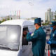 ဥဇဘက်ကစ္စတန်နိုင်ငံ တက်ရှ်ခန့်မြို့တွင် မော်တော်ယာဉ်များအတွင်း ခန္ဓာကိုယ်အပူချိန် တိုင်းတာပေးနေသည့် ရဲတပ်ဖွဲ့ဝင်များကို တွေ့ရစဉ် (ဆင်ဟွာ)