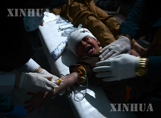 အာဖဂန်နစ္စတန်နိုင်ငံ ဟီရတ်မြို့ ဆေးရုံတစ်ခုတွင် ဒဏ်ရာရရှိသည့် ကလေးငယ်တစ်ဦး ဆေးကုသမှုခံယူနေသည်ကို မတ် ၁၃ ရက်က တွေ့ရစဉ်(ဆင်ဟွာ)